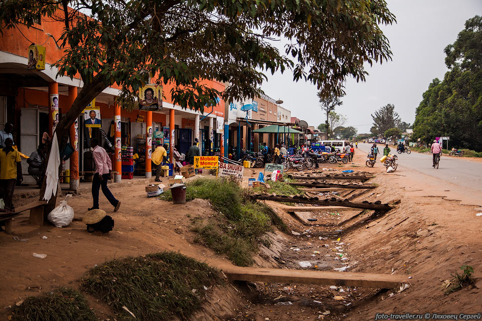 Торговые ряды в небольшом городке в Уганде