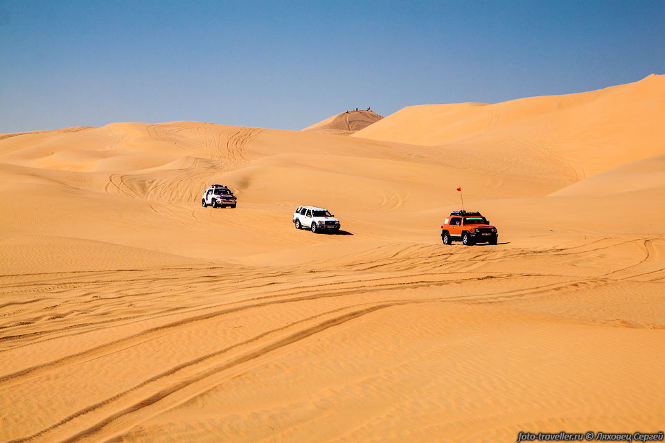 Подготовленные машины ездят по песку.
Наша машина по песку ехать совсем не захотела (Мицубиси Паджеро). 