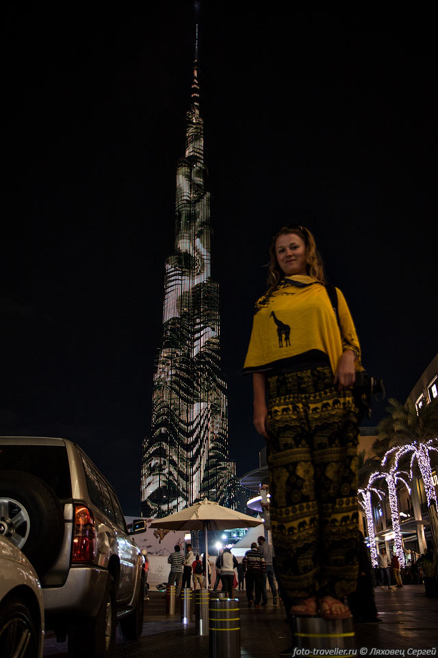 Возле Бурж Халифы находится Дубай-молл (Dubai Mall), крупнейший 
в мире торгово-развлекательный комплекс.
На многоуровневой парковке там можно припарковать бесплатно машину.