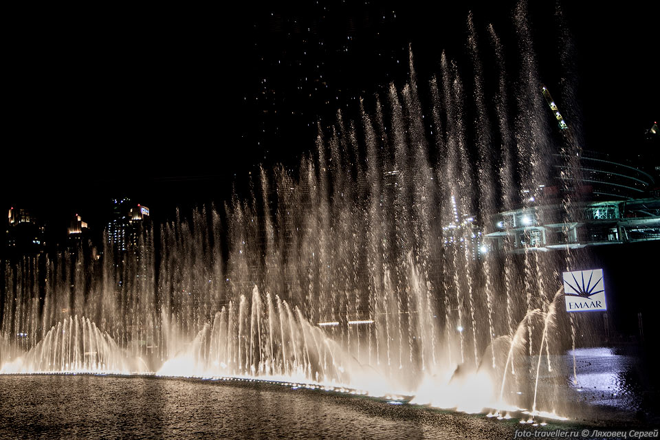 Фонтан Дубай (Dubai Fountain) - музыкальный фонтан, расположенный 
в искусственном озере возле Бурж Халифы.
Это один из самых больших и высоких фонтанов в мире.
Его длина составляет 275 м, а высота струй достигает 150 метров. 