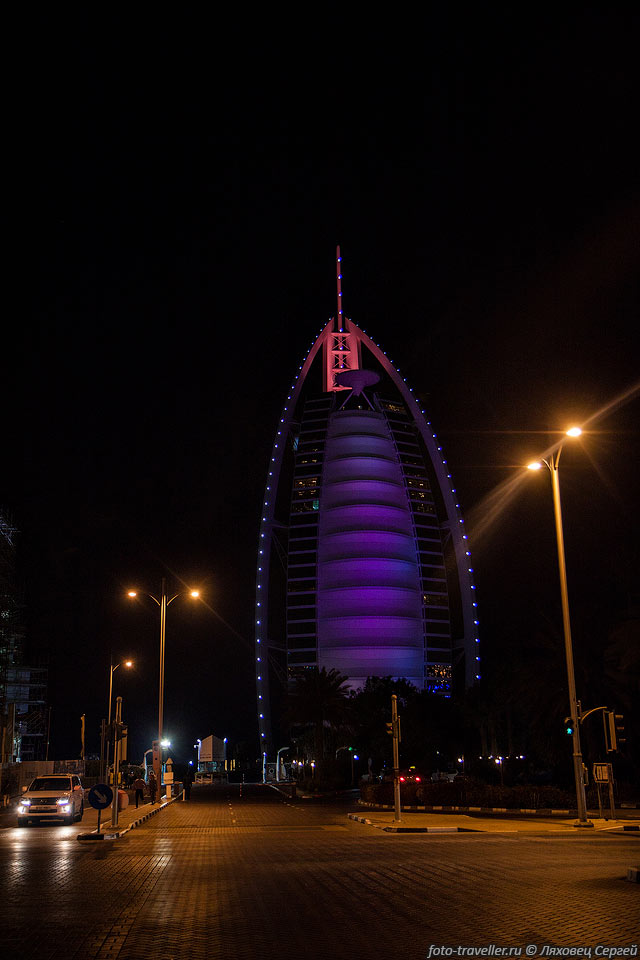 Дорогой отель в виде паруса Бурдж-эль-Араб (Burj Al 
Arab) имеет высоту 321 метр.