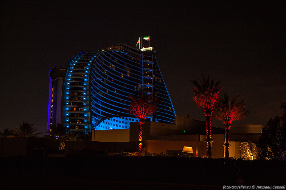 Отель Джумейра Бич (Jumeirah Beach Hotel) построен в виде набегающей 
волны