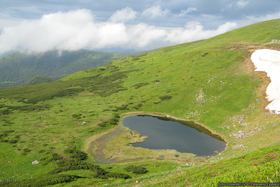 Озеро Несамовыте расположено возле горы Туркул