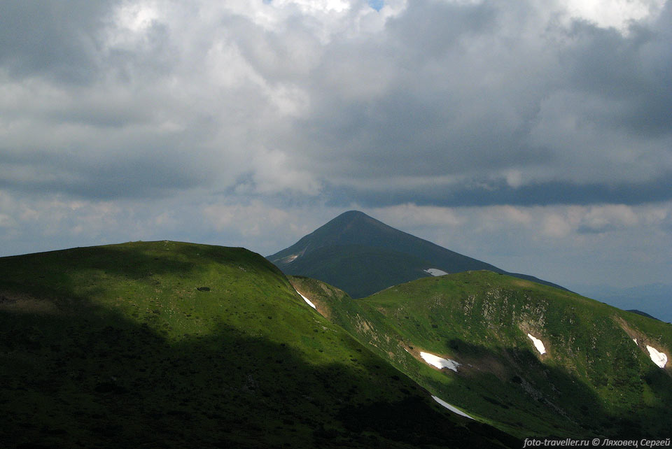 Гора Говерла  (2060,8 м) - самая высокая точка Украины. 

Говерла 
расположена на границе Закарпатской и Ивано-Франковской областей и принадлежит к 
хребту Черногора в Карпатах. Первый туристический маршрут с 
восхождением на гору был открыт в 1880 году.