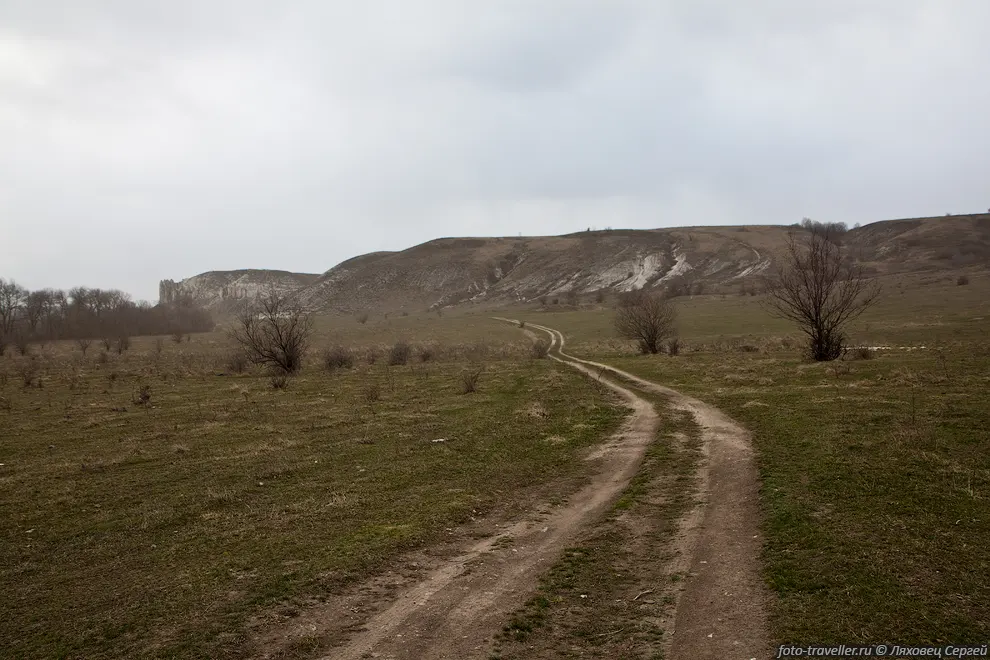 К белым скалам можно подъехать по грунтовке