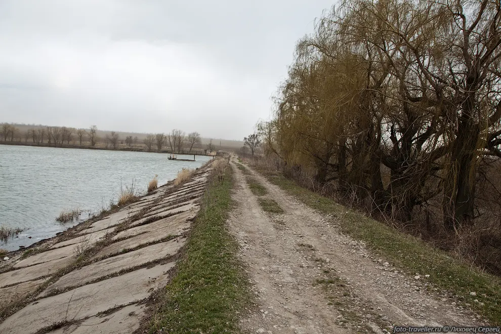 Плотина и водохранилище возле села Белокузьминовка