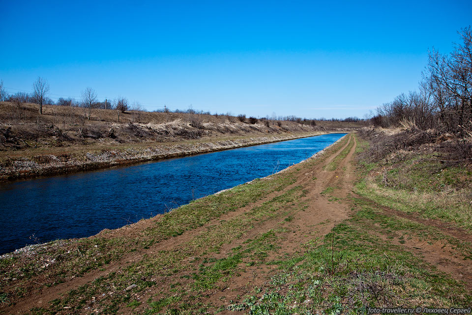 Канал Северский Донец - Донбасс.
Его длинна 133 км, по дороге несколько водохранилищ, насосные станции.