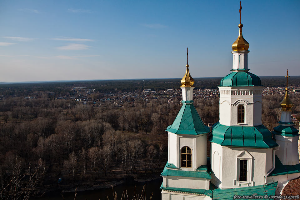 Монастырь расположен на высоком берегу речки Северский Донец