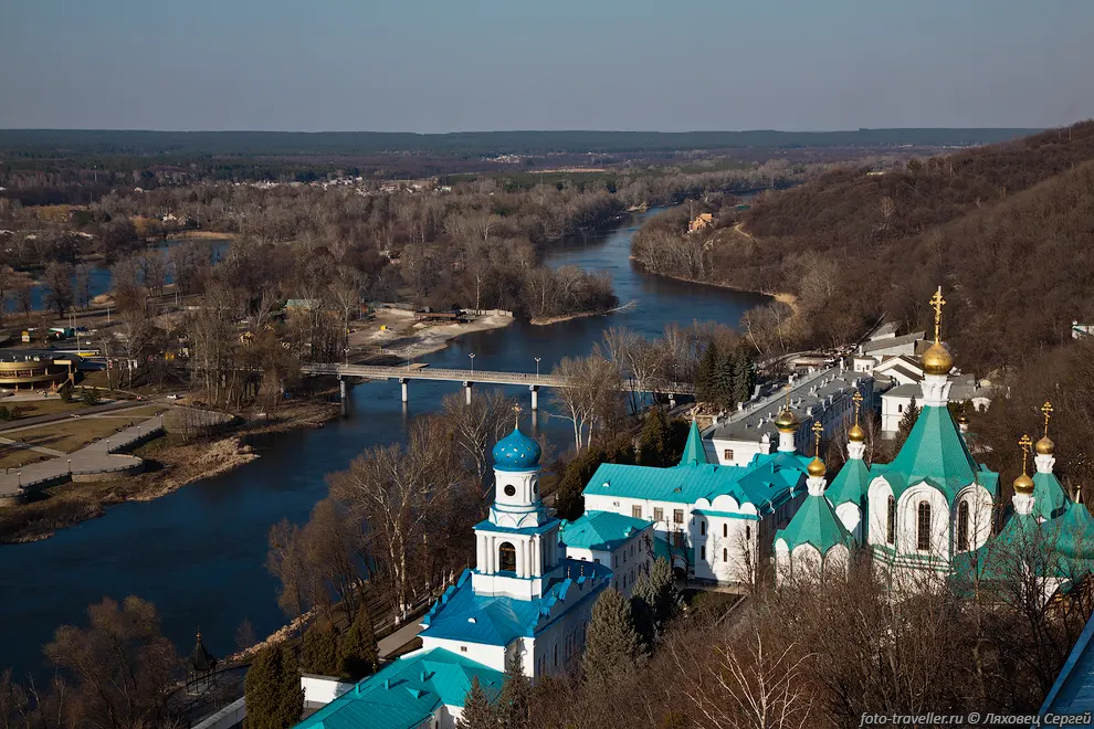 Вид на Святогорскую лавра с холма
