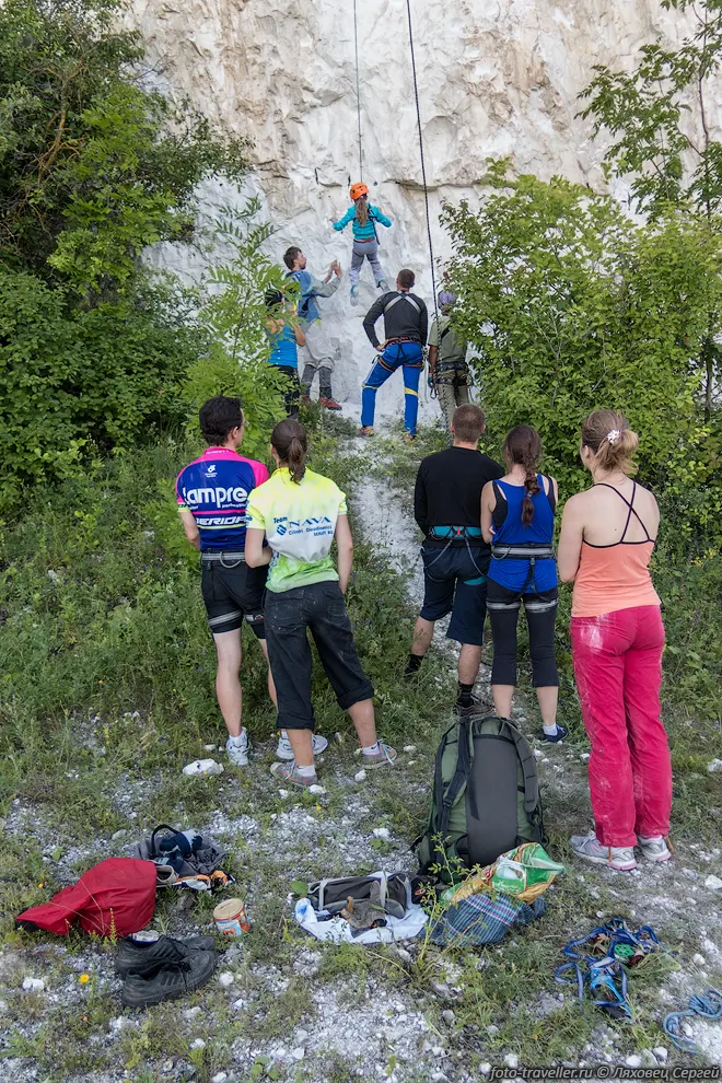 Страховка только верхняя, за дерево растущее на горе.
Прямо под скалу можно подъехать на машине, есть места под палатки.
В нескольких километрах в сторону поселка Протопоповка есть большой источник.