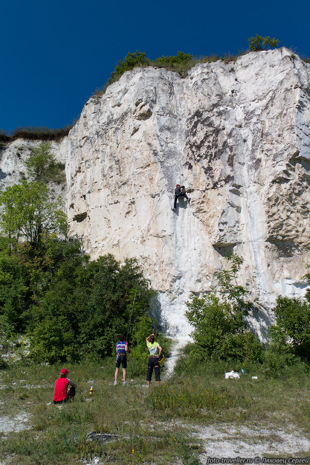 Основной скалолазный маршрут на Чепельских скалах имеет сложность 
около 5б.
Используются в основном долбленки.
Второй маршрут находится на 10 метров вправо и имеет сложность 5а-5б.
Лазится в основном в распорах по углу.