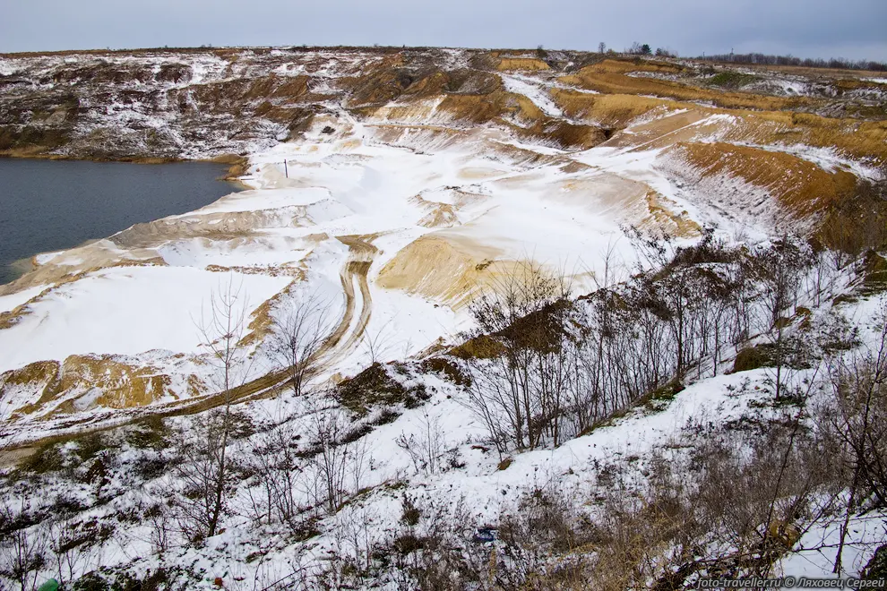 Карьер в Новоселовке.
Тут добывают кварц и песок.