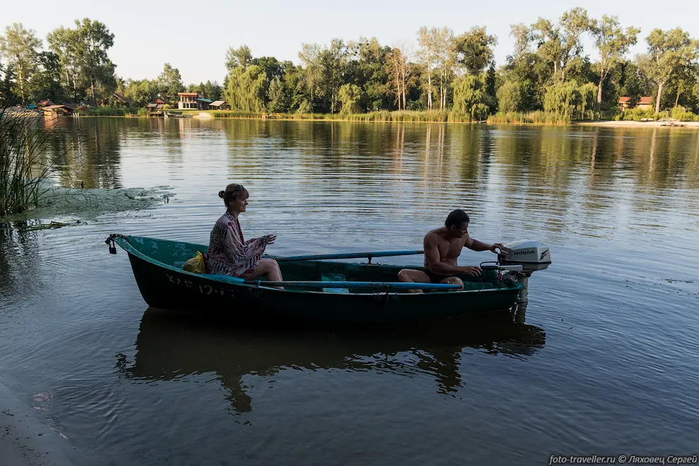 Катание на моторной лодке.
В процессе даже перевернуть ее умудрились.