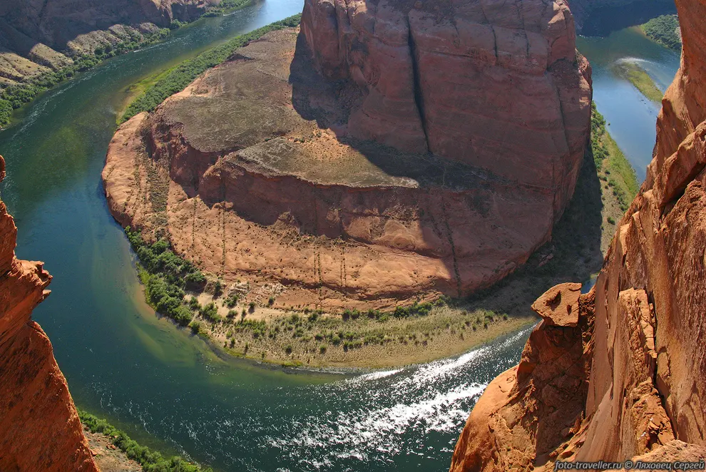 Изгиб реки (Horseshoe Bend) наверно одно из самых красивых мест
реки Колорадо.
Река изящно делает почти полный круг в узких высоких стенах каньона.