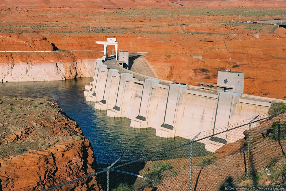 Национальный Заповедник Глен-Каньон (Glen Canyon
National Recreation Area), созданный в 1972 году,
занимает площадь более чем 1 млн. акров пустыни и многочисленных каньонов вдоль озера 
Пауэлл, на протяжении 298 км