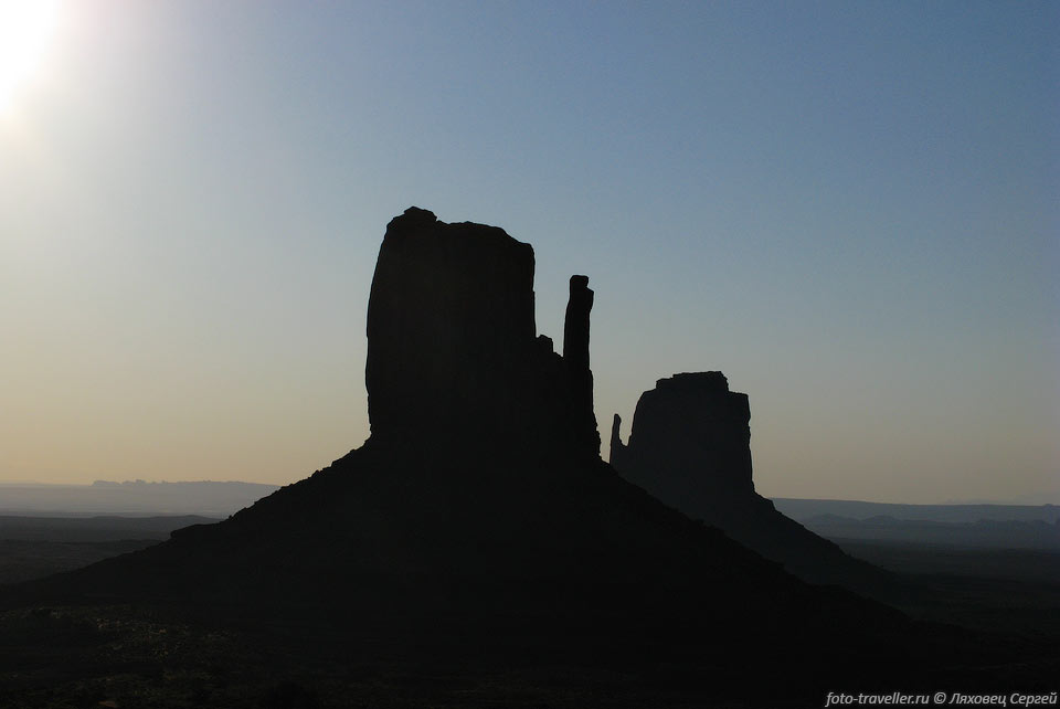 Долина монументов или Долина памятников (Monument 
Valley) - уникальное геологическое образование, расположенное на северо-востоке 
штата Аризона и на юго-востоке штата Юта, на территории резервации индейского племени 
навахо