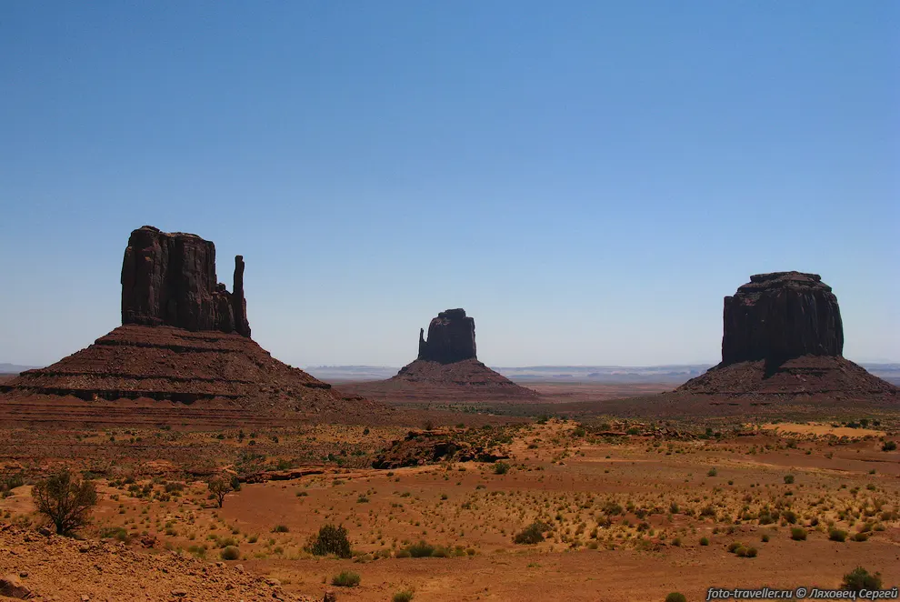 Три останца.
West Mitten Butte, East Mitten Butte, Merrick Butte.