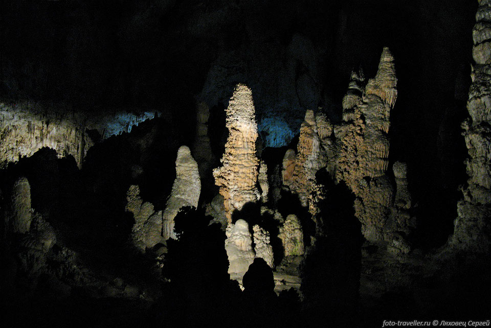 Подсветка в пещере сделана довольно интересная