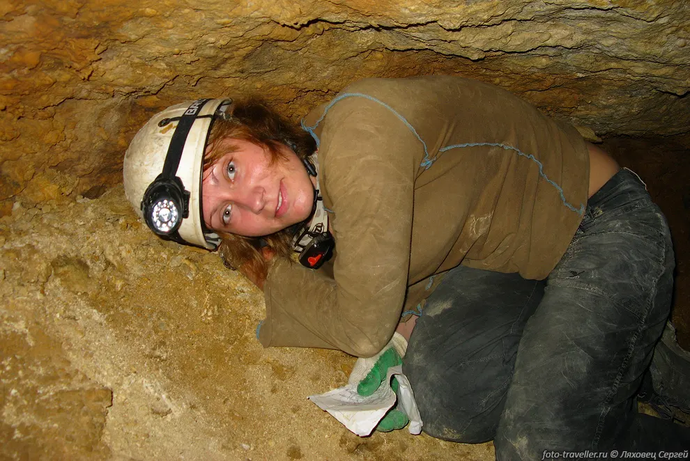Robber Baron Cave является одной из наиболее значительных
пещер района Сан Антонио (San Antonio), штат Техас. Это самая длинная пещера в районе 
имеет протяженность 1488 м. Пещера имеет несколько интересных особенностей - вход на 
дне карстовой воронки, двухмерный лабиринт проходов, насыщенную историю исследований, 
несколько уникальных видов подземной живности. Пещера изначально была названа Crystal 
Cave. Пещера была часто посещаема любознательными проезжими. В 1918 году Arthur и Inez 
Harp купили пещеру и оборудовали ее для посещений. Они исследовали пещеру, расширили входное 
отверстие, установили 
железную решетку, засыпали неровности пола тоннами породы 
и грязи, установили скамейки и систему освещения.
