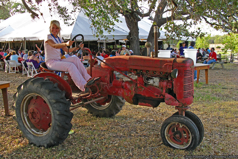 Старый трактор.
Это одна из достопримечательностей ранчо на котором проходила вечеринка 
конгресса.