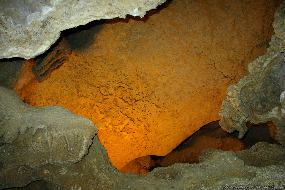 Эта уникальная пещера находится в 13 километрах от маленького 
городка Сонора, штат Техас