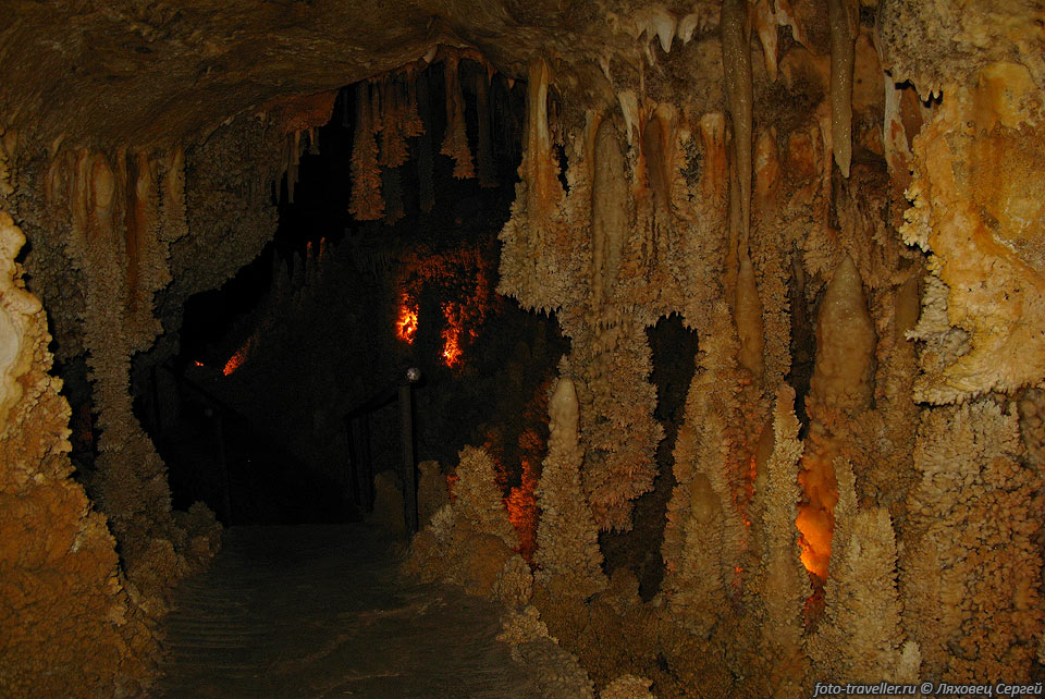 Дорожки в пещере Сонора имеют длину 3,2 км.
Общая протяженность пещеры 11 км.
