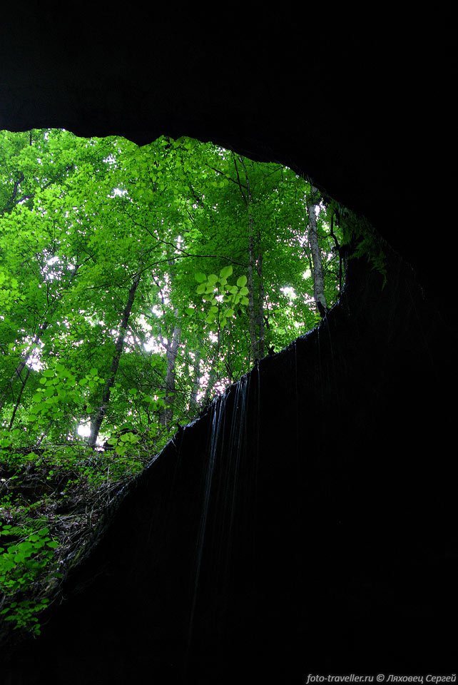 В 1838 году пещеру купил рабовладелец Фрэнклин Горин. Горин назначил 
своего раба Стивена Бишопа гидом для посетителей. Бишоп стал первым исследователем 
пещеры и придумал названия многим интересным участкам. Ему первым удалось перебраться 
через Бездонную яму и таким образом открыть, что пещера значительно более протяженная, 
чем считалась раньше. Картой Бишопа, покрывающей около 16 километров проходов и 
галерей, пользовались 40 лет. Таким образом одним из первых спелеологов в мире 
был раб.