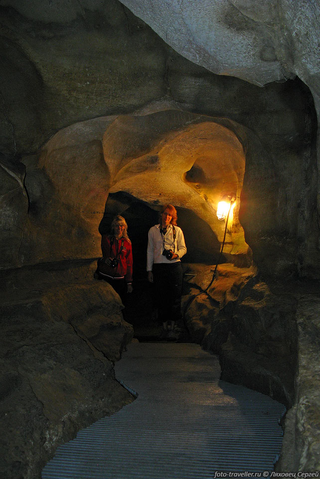 Многочисленные спелеологические экспедиции установили, что 
Мамонтова пещера соединяется с рядом близлежащих малых пещер. А экспедиция 1972 
года открыла, что из Мамонтовой пещеры есть проход в пещерную систему Флинт-Ридж, 
таким образом установив, что две основные пещерные системы Кентукки образуют единое 
целое.