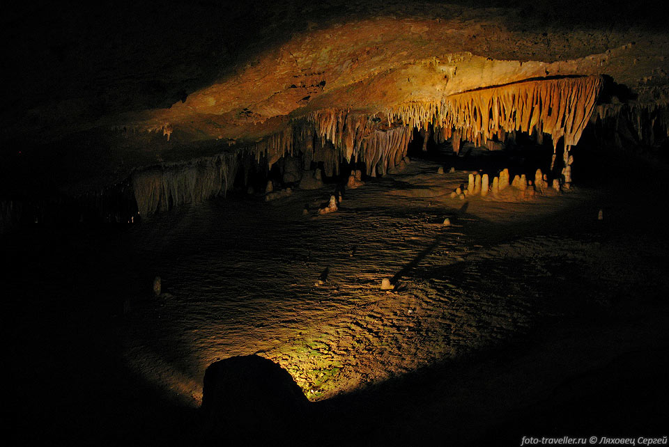 Некоторые залы пещеры, были полностью заполнены водой, что 
приводило к разрушению мягкого материала стен и потолков и это сформировало 
неповторимый вид пещеры. После того, как вода ушла, началось формирование 
сталагмитов и сталактитов.