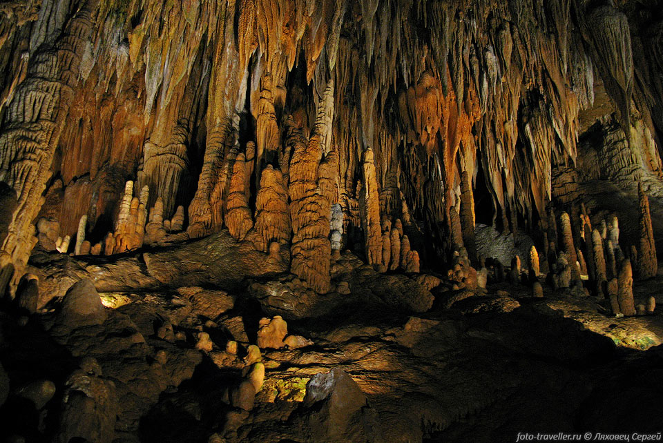 Размеры залов в пещере определить не просто из-за их бесформенности.
Максимальная высота одного из залов 79 м.