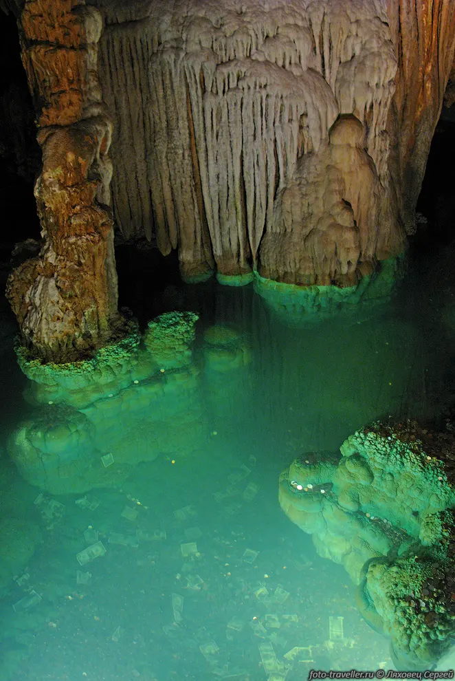 Колодец Желаний (Wishing Well) это зеленое озерцо засыпанное монетами
и бумажными купюрами