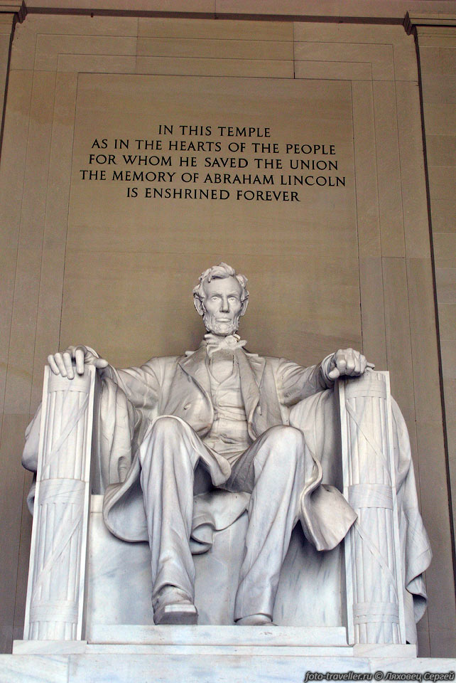 Статуя Линкольна внутри мемориала Линкольна.
Мемориал открыт в честь Авраама Линкольна, шестнадцатого президента США.