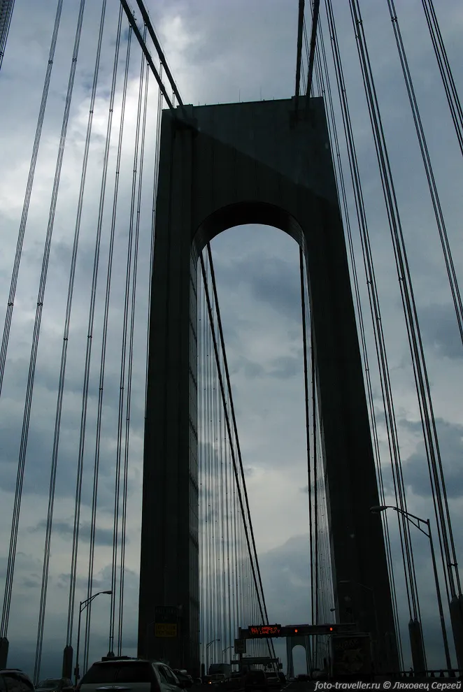 Мост Верразано-Нэрроуз (Verrazano-Narrows Bridge) - один из крупнейших
в мире висячих мостов.