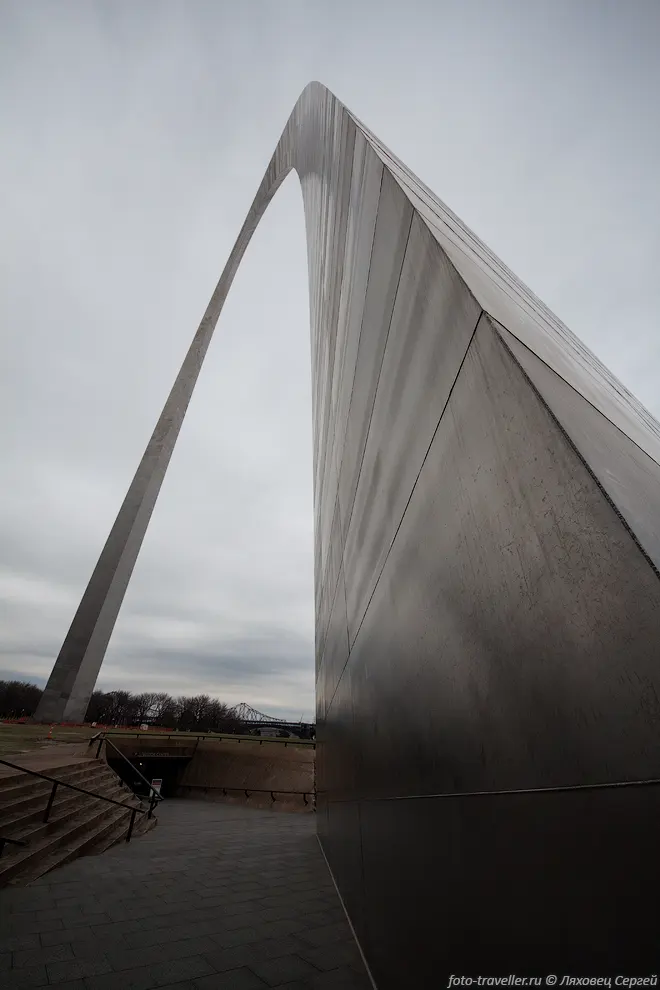 Арка в Сент-Луисе (Gateway Arch, Врата на запад) - мемориал и
визитная карточкой Сент-Луиса. 
Построена в 1965 году в честь заселения западной Америки в 19 веке (тут проходил 
основной путь). 