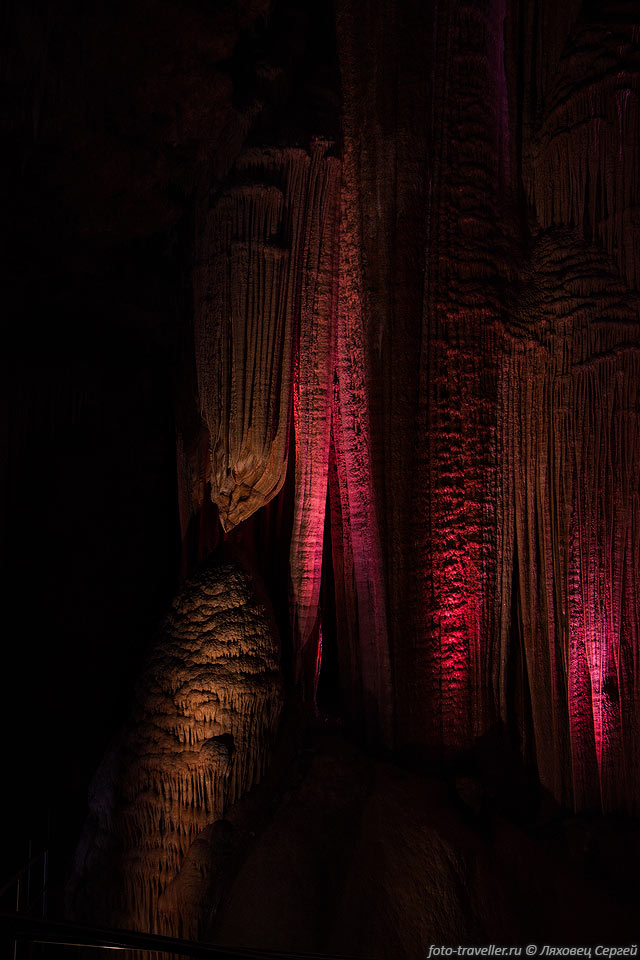 В одном из залов пещеры Мерамек стоит проектор и проводится световое 
шоу