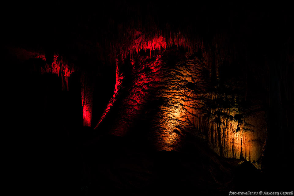 Пещера Мерамек интересная, но не настолько чтобы к ней откуда-то 
далеко ехать