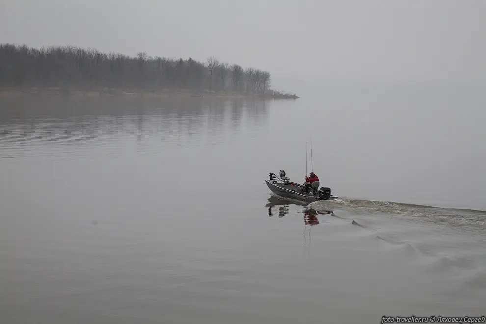 Моторная лодка в озере Карлайл.
Парк Элдон Хазлет (Eldon Hazlet State Recreation Area).