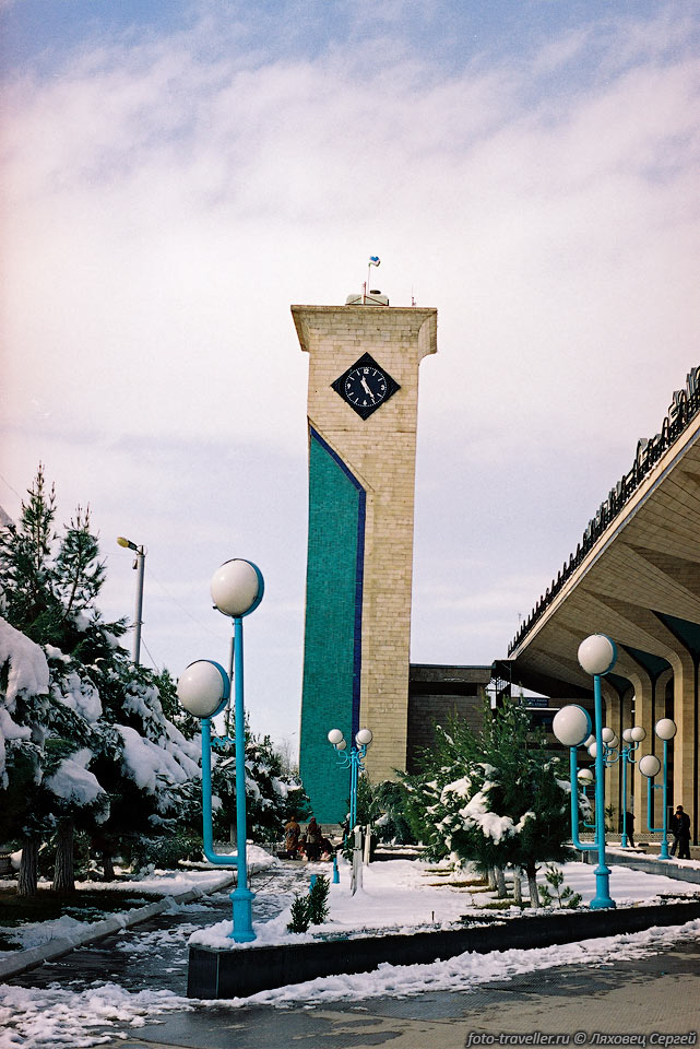 Заснеженный вокзал Самарканда