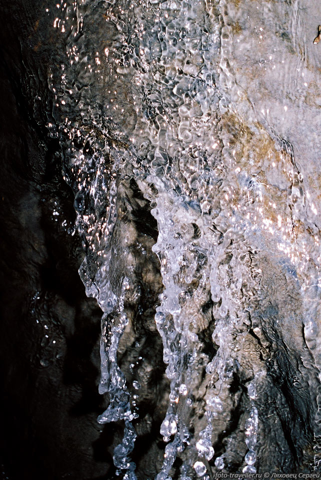 Донный сифон пещеры Киевская. 
Глубина зеркала (-980 м).