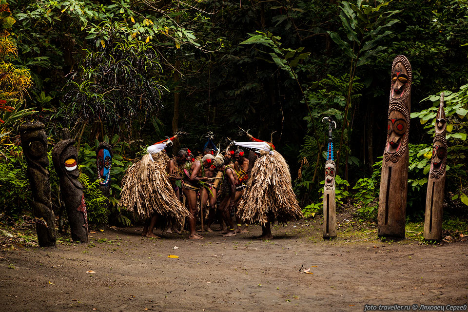 Первым делом на Амбриме мы посмотрели традиционные танцы, которые 
тут называются "ром".