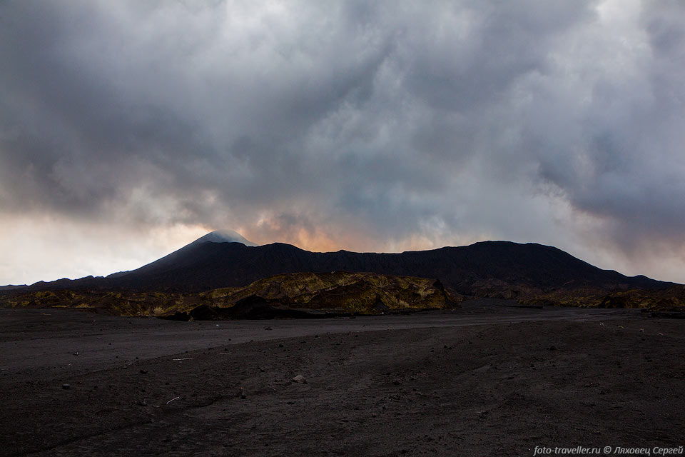 Кратер Бенбоу (Crater Benbow) вулкана Амбрим.