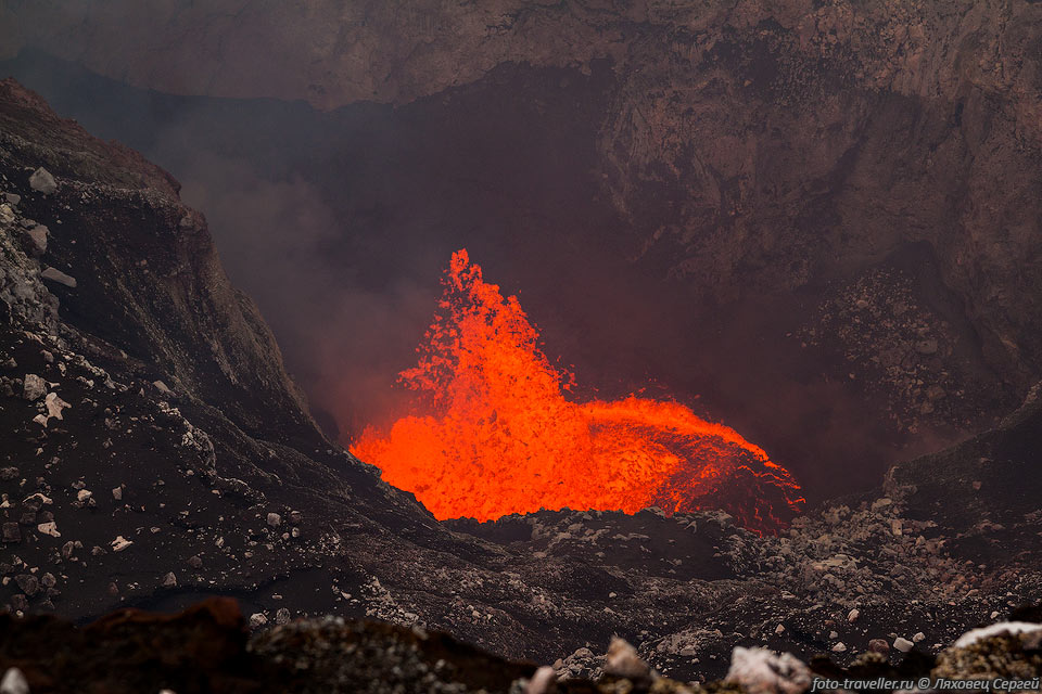 Фонтан лавы в кратере Бенбоу