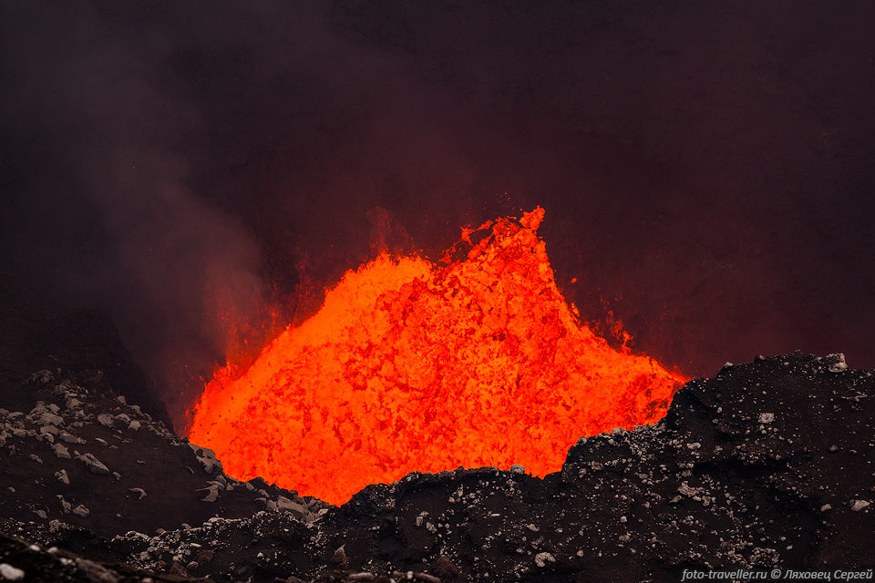 Всплеск лавы в кратере Бенбоу вулкана Амбрим