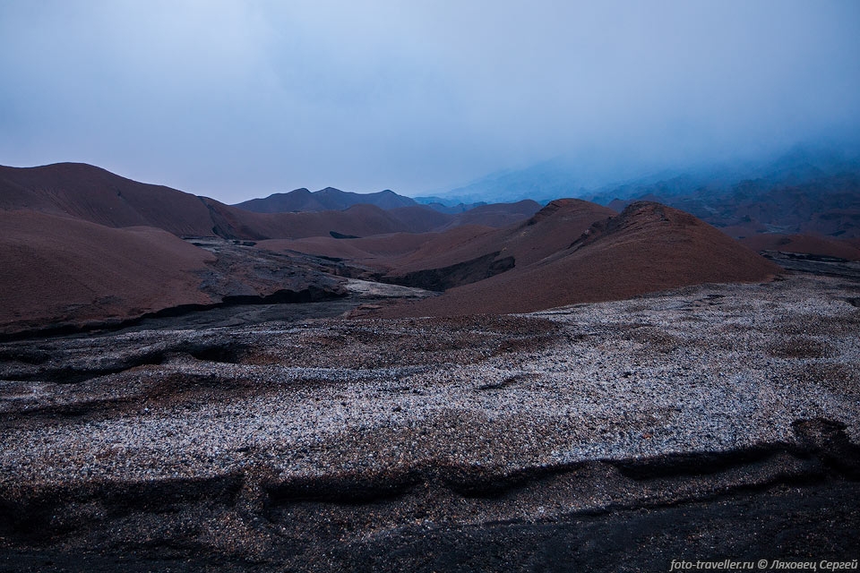 Внутри кальдеры вулкана Амбрим расположены шлаковые поля, некоторая 
растительность есть только с краев