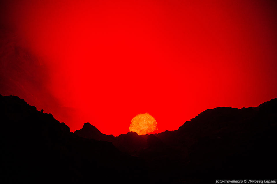 Озеро лавы как восходящее Солнце.
Кратер Марум вулкана Амбрим.