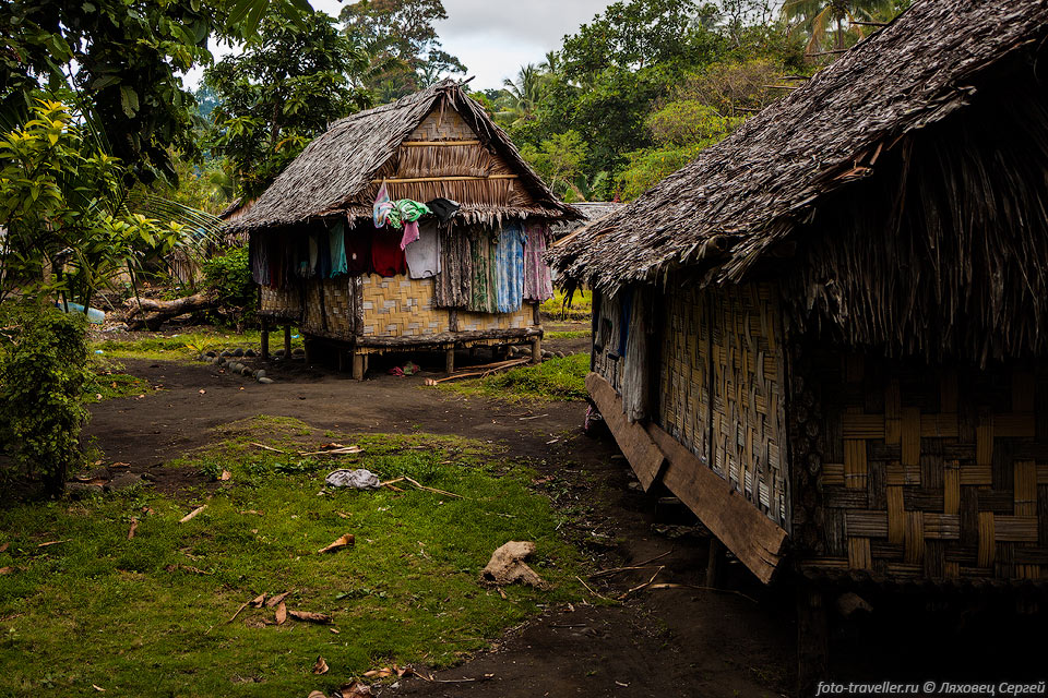 Обычные вануатские домики в поселке Энду (Endu)
