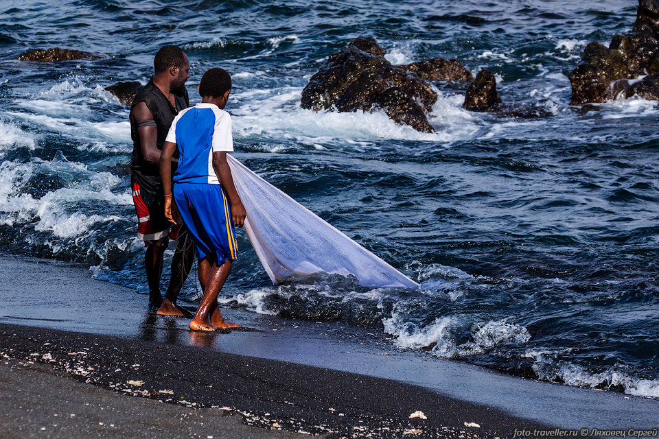 Рыболовный промысел дает пропитание местным жителям, но не является 
существенной статьей дохода.
Многие иностранные компании имеют лицензии на промышленный лов рыбы в Вануату.