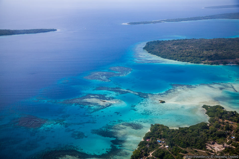Коралловые рифа острова Санто с самолета