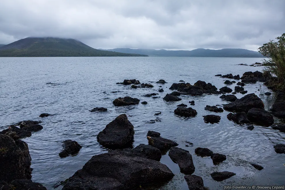 Озеро Летас (Lake Letas) в кальдере вулкана Гарат (Garet Vulcano)
имеет форму полумесяца.
