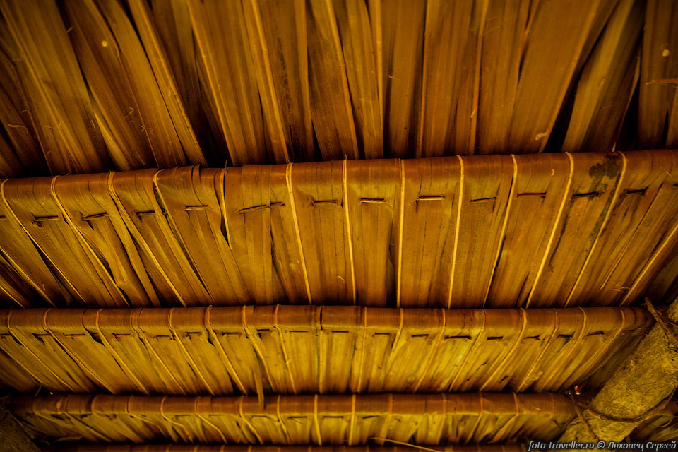 Крыша навеса сплетенная из листьев пальмы